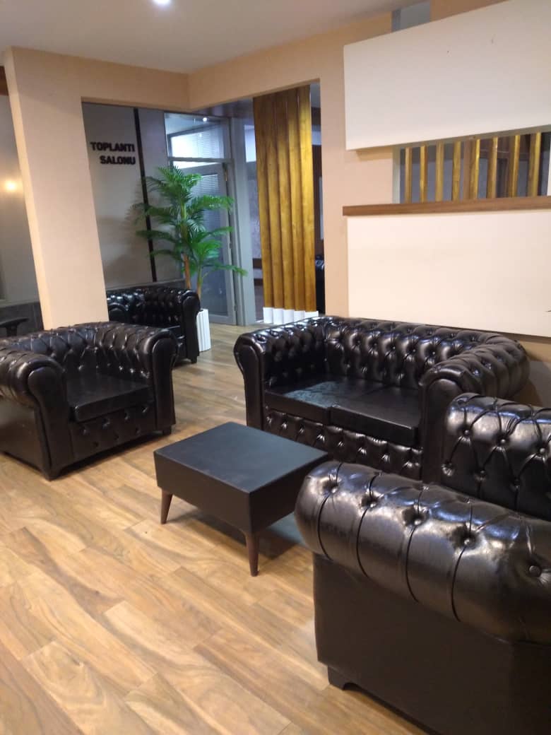 مبل اداری چستر نیم ست چستر فوم سرد چرم کریستالی براق