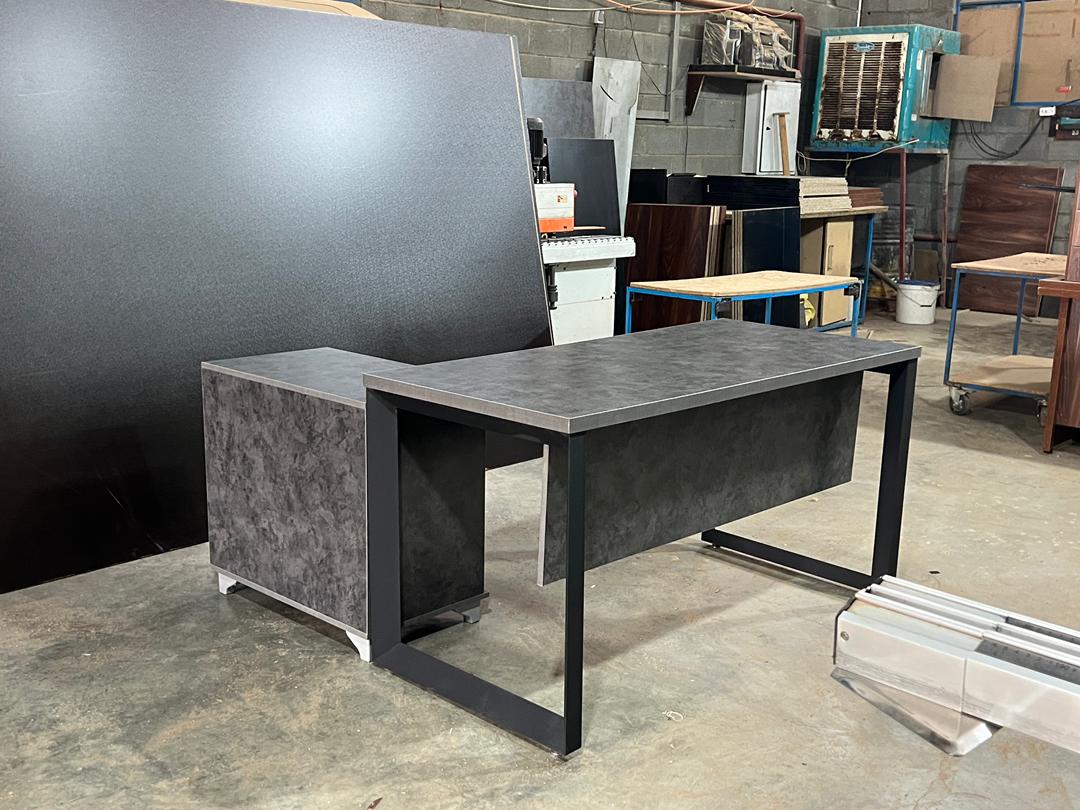 میز مدیریت مدرن 180در70مدلM110 با ال متحرک، میز اداری